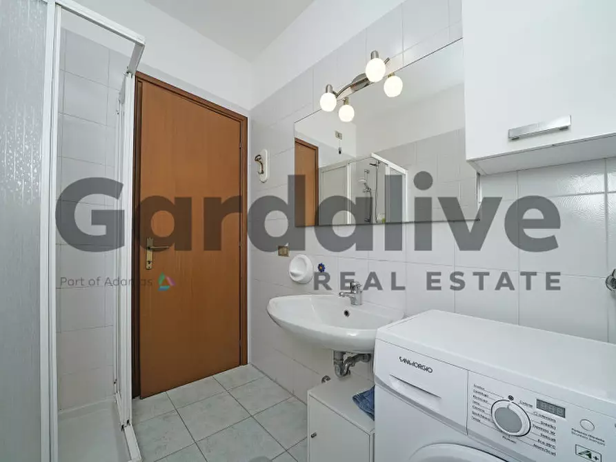 Immagine 17 di Appartamento in vendita  in Via Fratelli Bandiera a Sirmione