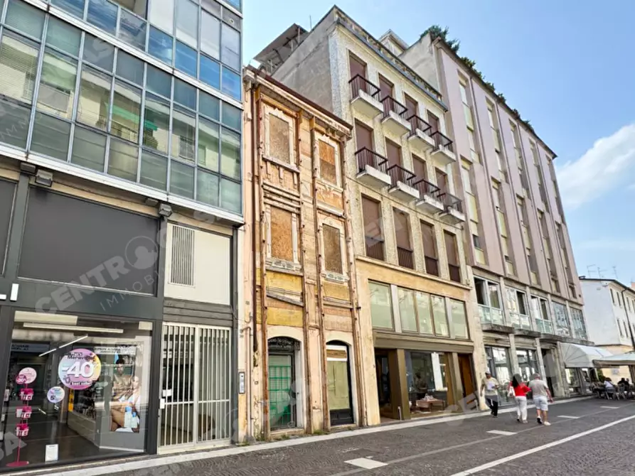 Immagine 1 di Negozio in vendita  in Via Roma a Legnago