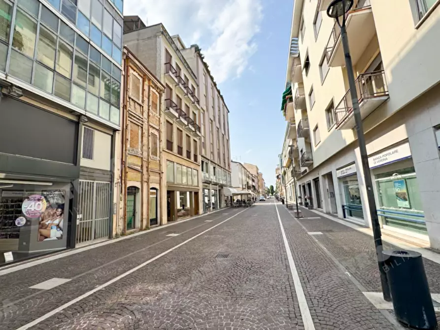 Immagine 3 di Negozio in vendita  in Via Roma a Legnago