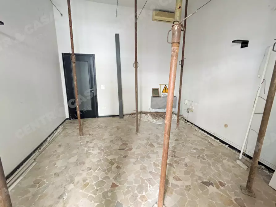 Immagine 5 di Negozio in vendita  in Via Roma a Legnago