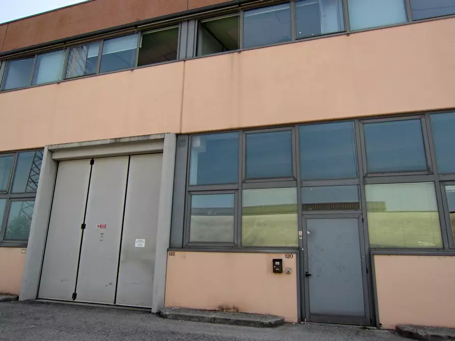 Immagine 11 di Capannone industriale in vendita  a Vicenza