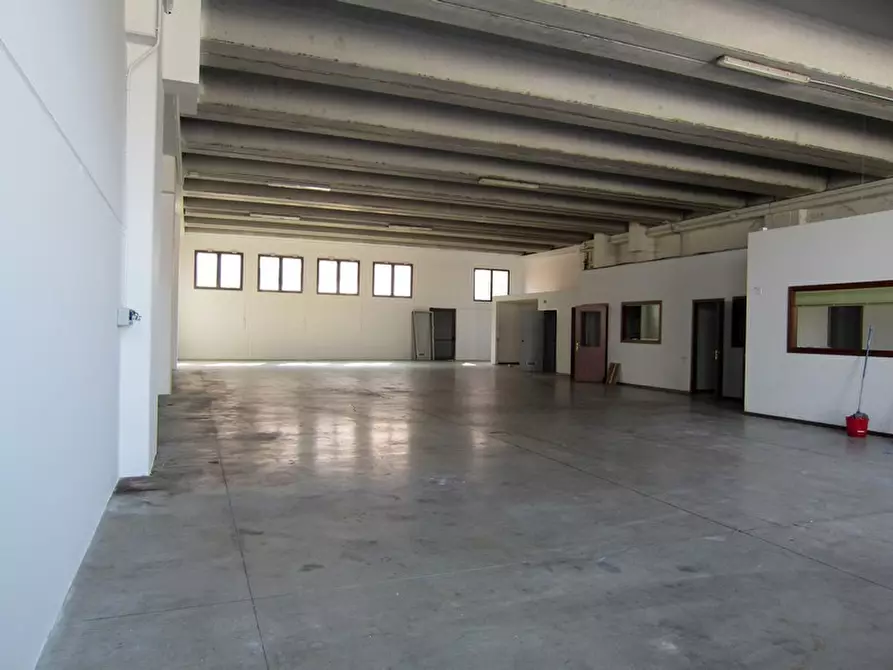 Immagine 14 di Capannone industriale in vendita  a Vicenza