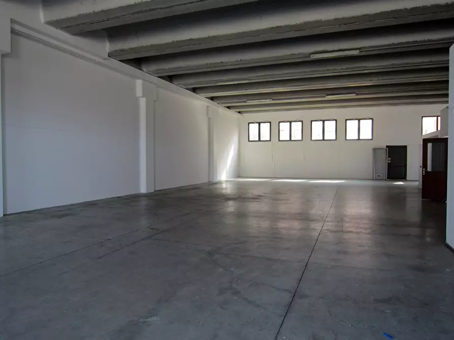Immagine 15 di Capannone industriale in vendita  a Vicenza