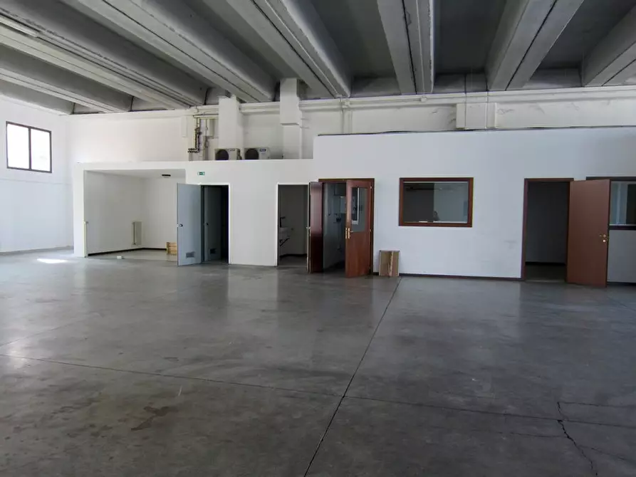 Immagine 17 di Capannone industriale in vendita  a Vicenza