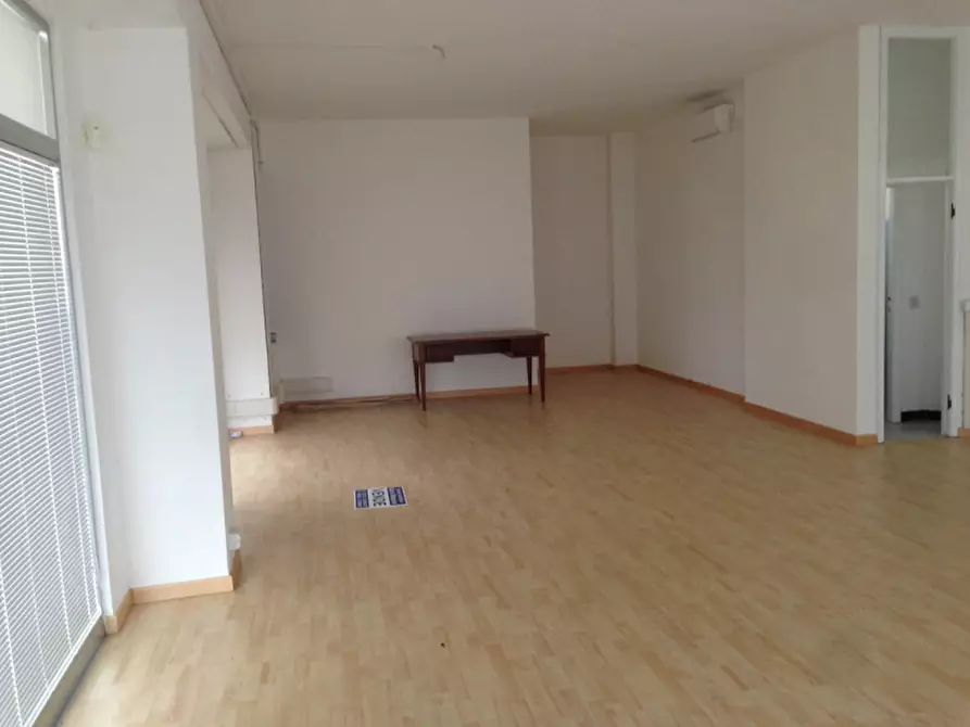 Immagine 3 di Negozio in vendita  a Senigallia