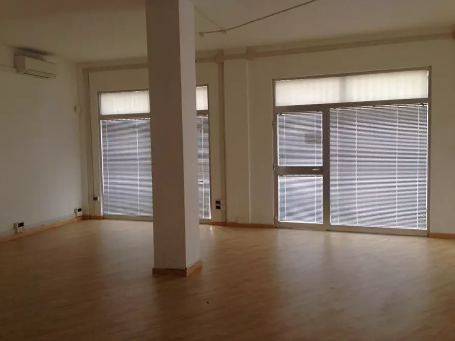 Immagine 5 di Negozio in vendita  a Senigallia