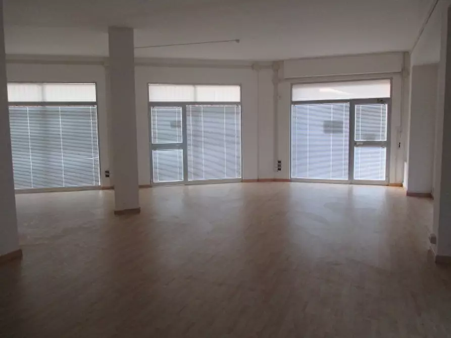 Immagine 6 di Negozio in vendita  a Senigallia