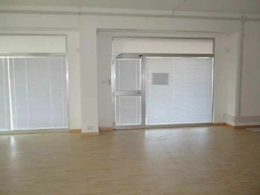 Immagine 9 di Negozio in vendita  a Senigallia