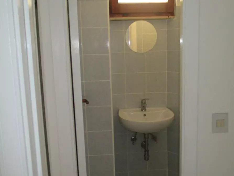 Immagine 10 di Negozio in vendita  a Senigallia