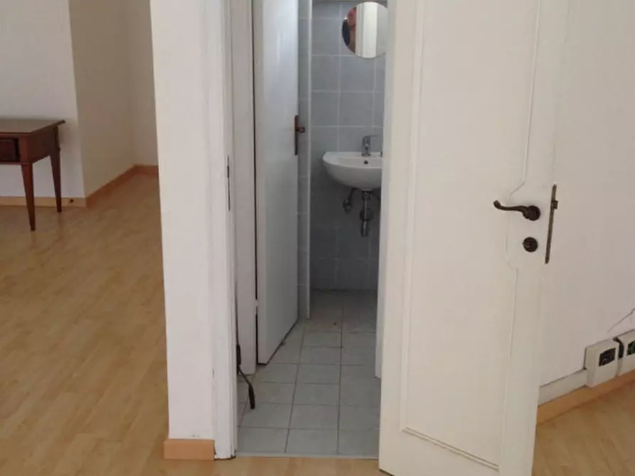 Immagine 11 di Negozio in vendita  a Senigallia