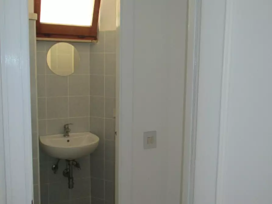 Immagine 15 di Negozio in vendita  a Senigallia