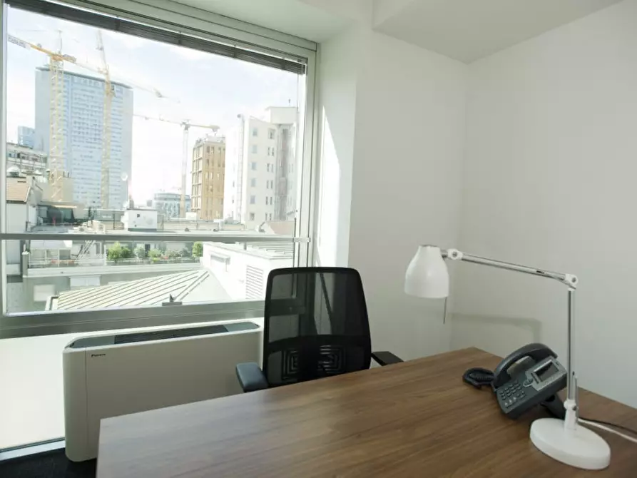 Immagine 2 di Ufficio in affitto  in via Vittor Pisani a Milano