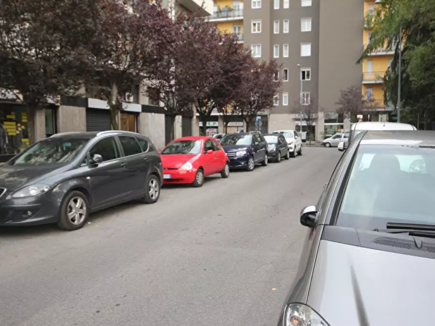 Immagine 8 di Negozio in affitto  in via Lillo Del Duca a Bresso