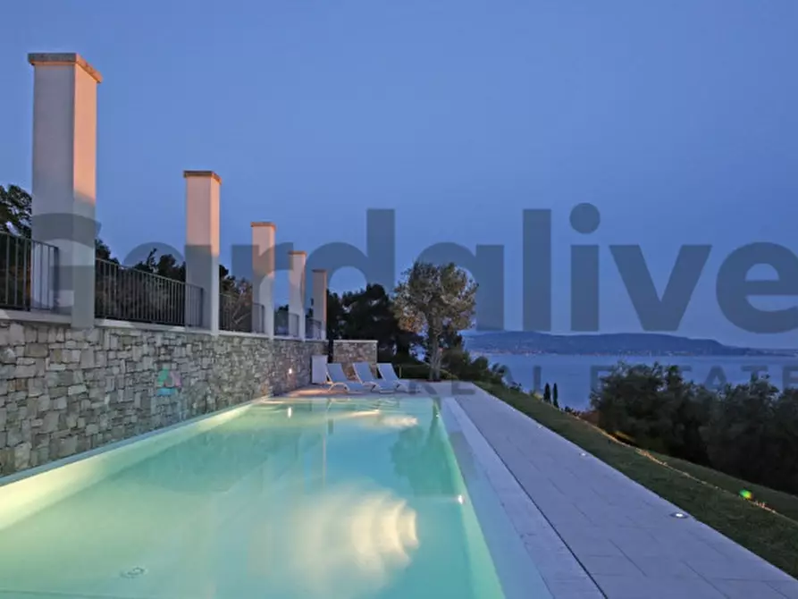 Immagine 1 di Villa in vendita  in Via Tolu a Gardone Riviera