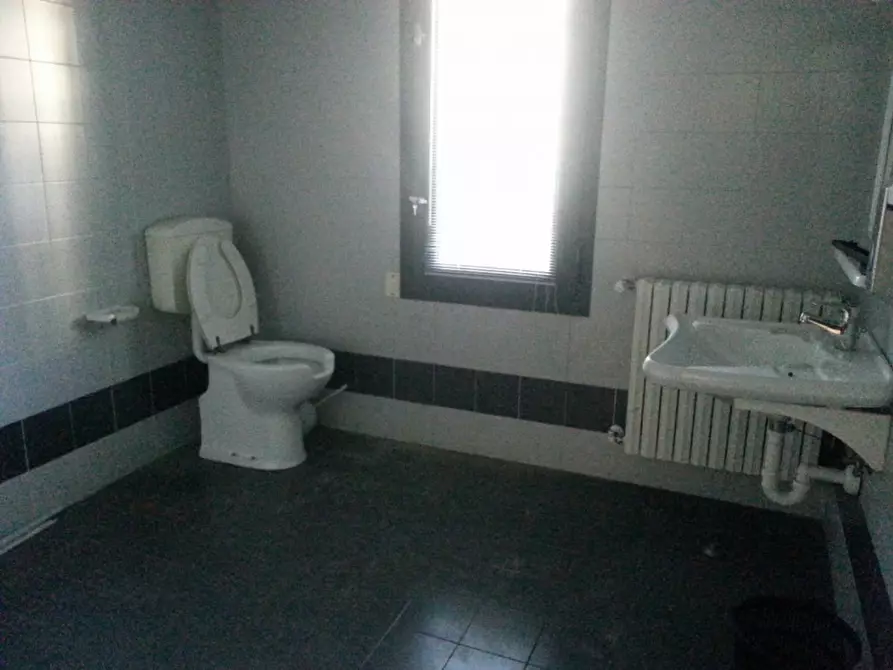 Immagine 2 di Negozio in affitto  in Via G. Matteotti n. 20 Bis - Cavarzere a Cavarzere