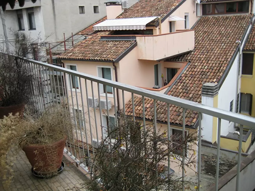 Immagine 2 di Appartamento in vendita  in via cesare battisti a Padova