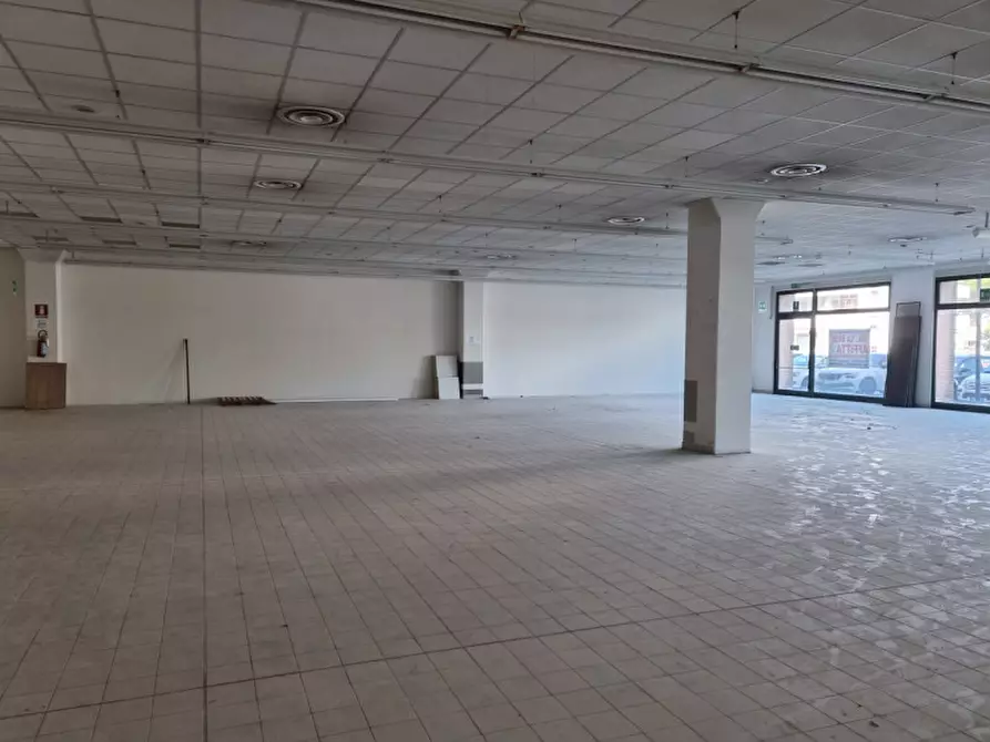 Immagine 1 di Negozio in affitto  in via Padana Inferiore a Este