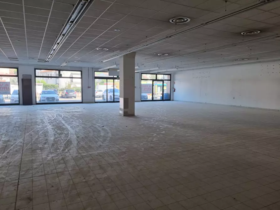 Immagine 9 di Negozio in affitto  in via Padana Inferiore a Este