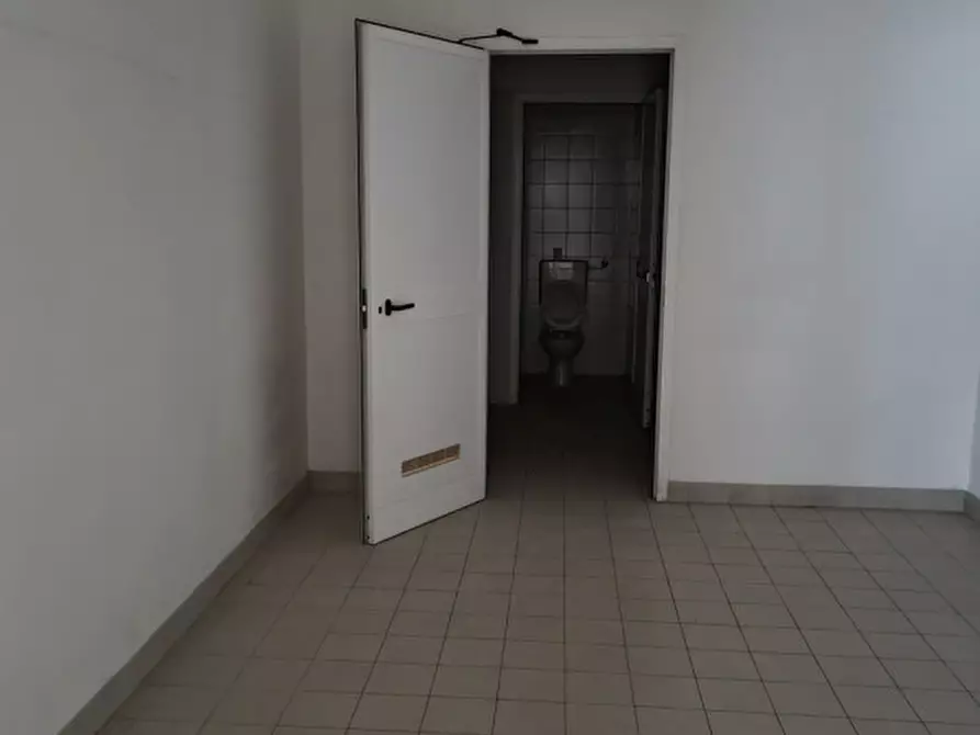 Immagine 11 di Negozio in affitto  in via Padana Inferiore a Este