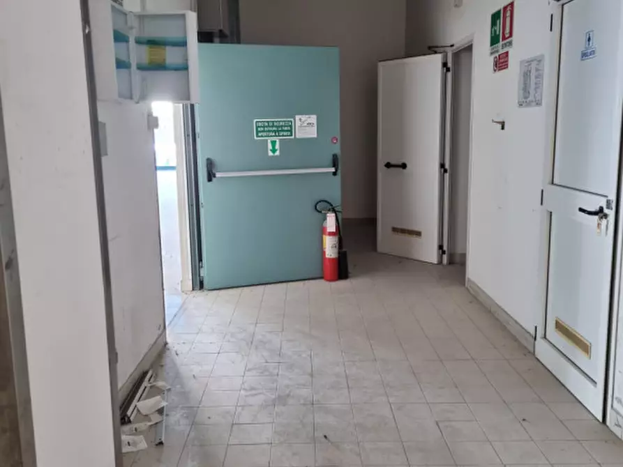 Immagine 12 di Negozio in affitto  in via Padana Inferiore a Este