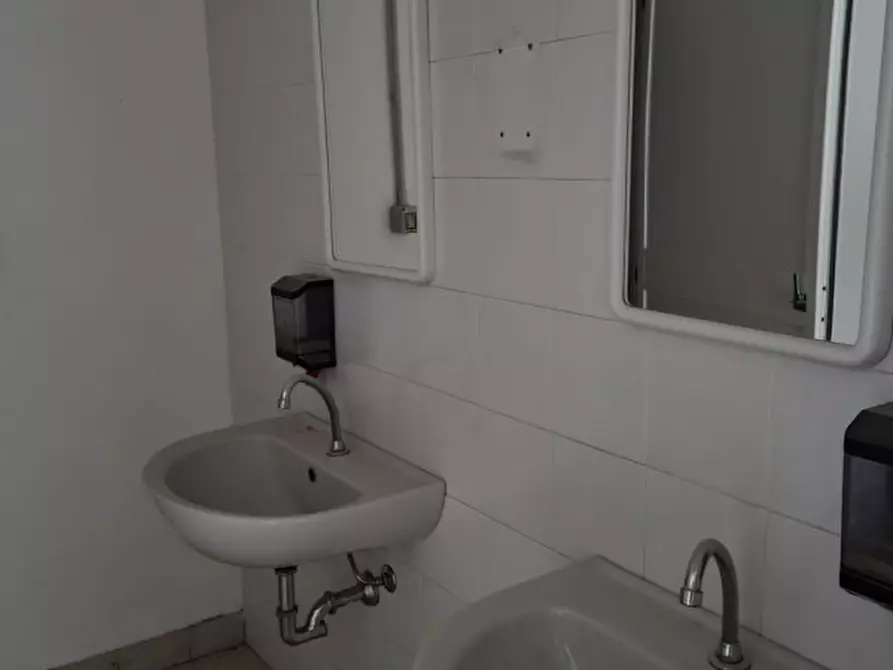 Immagine 14 di Negozio in affitto  in via Padana Inferiore a Este