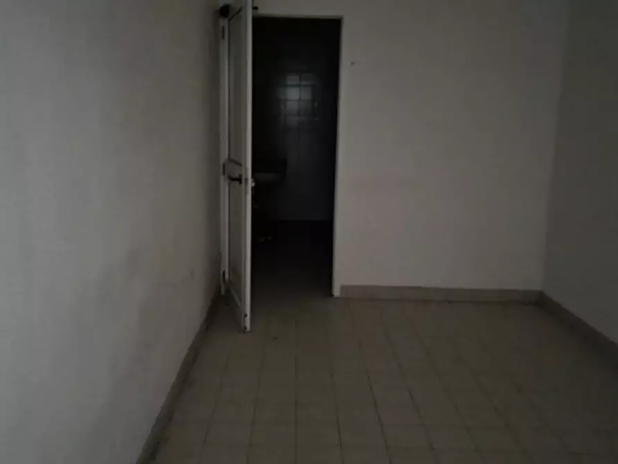 Immagine 15 di Negozio in affitto  in via Padana Inferiore a Este