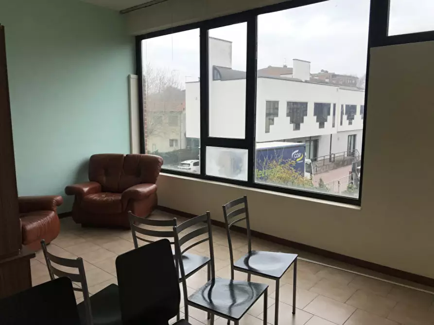 Immagine 4 di Negozio in affitto  a Suzzara