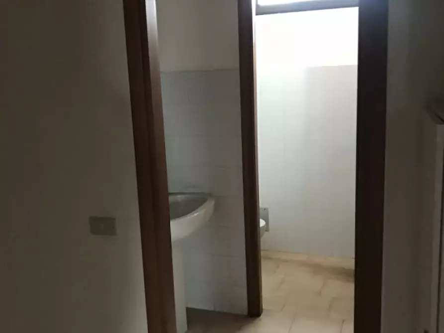 Immagine 6 di Negozio in affitto  a Suzzara