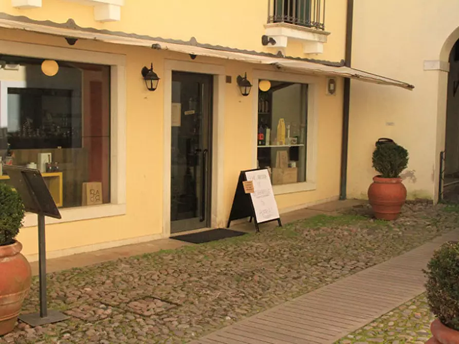 Immagine 1 di Negozio in affitto  in via X Luglio a Rovigo