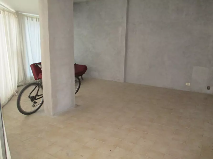 Immagine 3 di Negozio in vendita  a Senigallia
