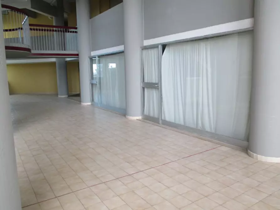 Immagine 7 di Negozio in vendita  a Senigallia