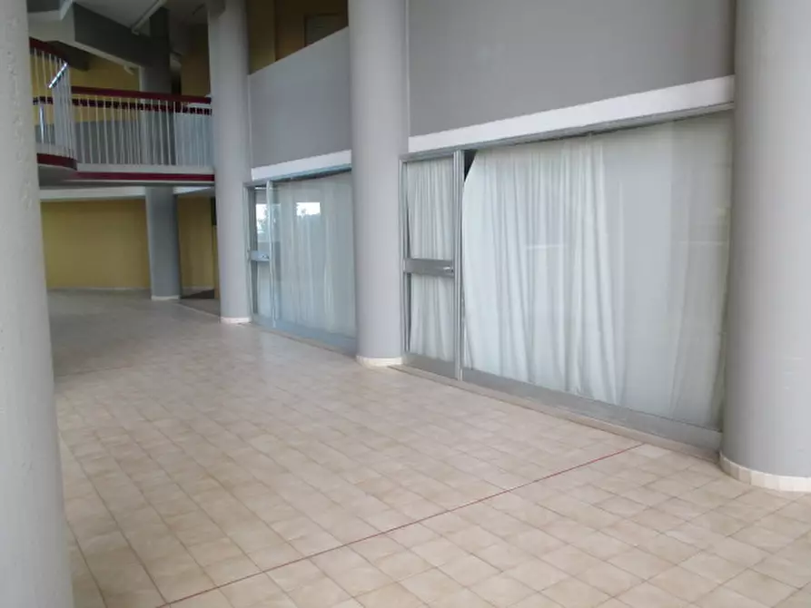 Immagine 8 di Negozio in vendita  a Senigallia