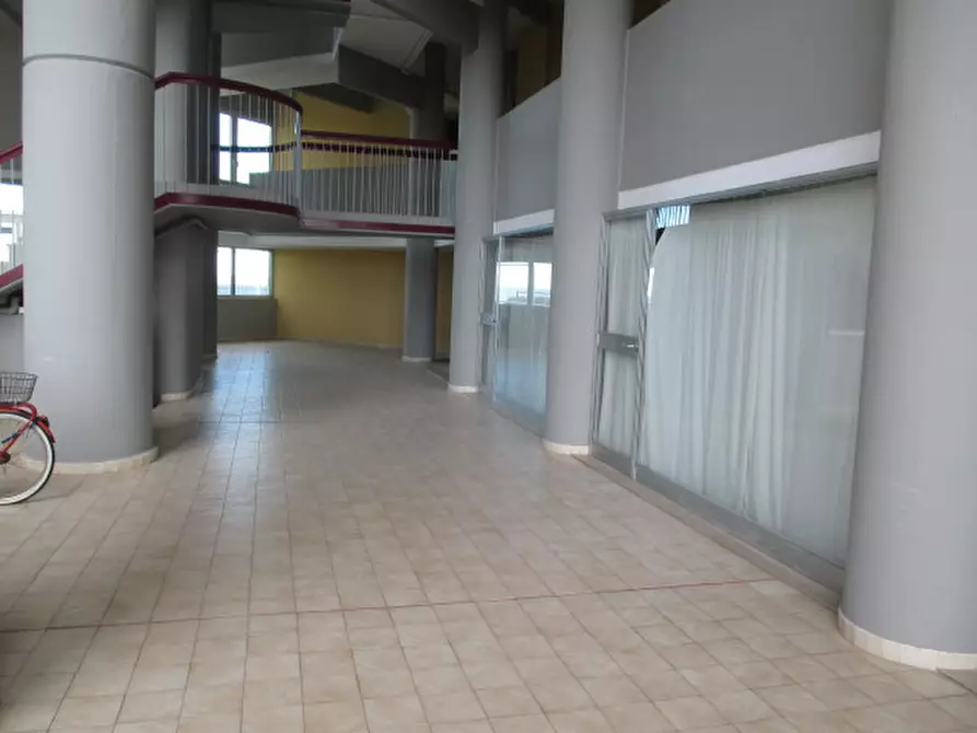 Immagine 9 di Negozio in vendita  a Senigallia