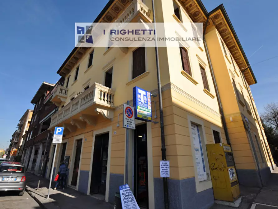 Immagine 1 di Negozio in affitto  in Via Mameli a Verona