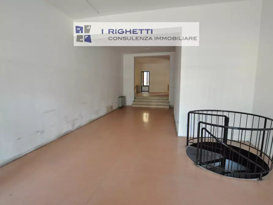 Immagine 2 di Negozio in affitto  in Via Mameli a Verona