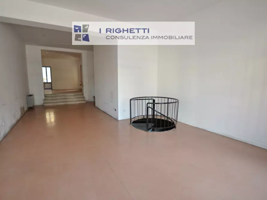 Immagine 3 di Negozio in affitto  in Via Mameli a Verona