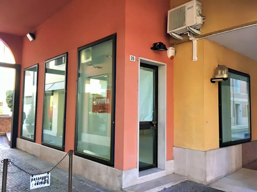 Immagine 1 di Negozio in affitto  in piazza Giorgione a Castelfranco Veneto