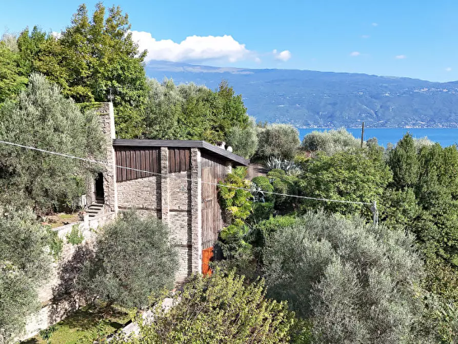 Immagine 1 di Villa in vendita  in Via Angelo Feltrinelli a Gargnano