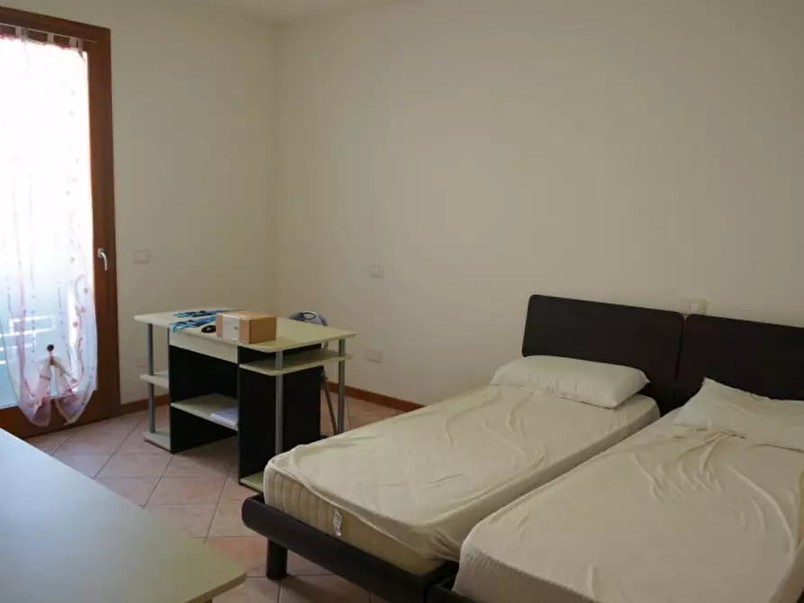 Immagine 11 di Camera in affitto  a Legnaro