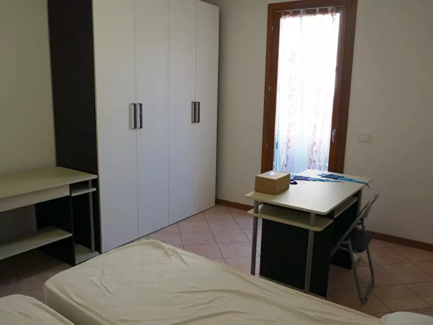 Immagine 12 di Camera in affitto  a Legnaro
