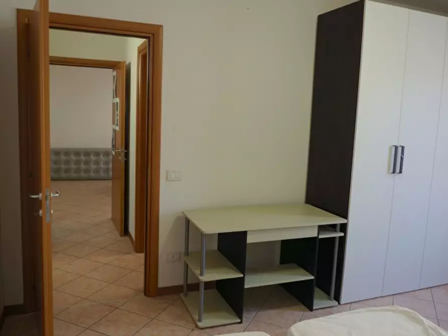 Immagine 13 di Camera in affitto  a Legnaro