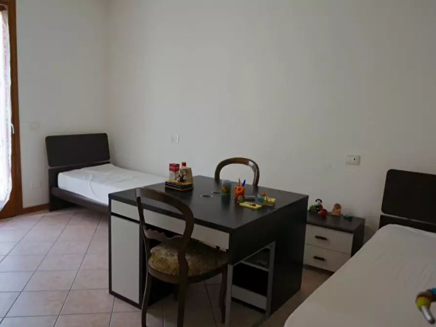 Immagine 15 di Camera in affitto  a Legnaro