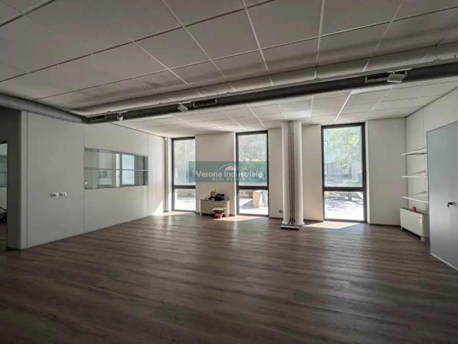 Immagine 1 di Ufficio in vendita  in Via Monte Baldo a Villafranca Di Verona