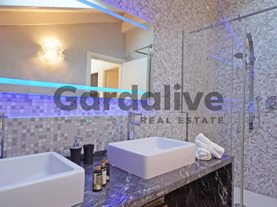 Immagine 24 di Appartamento in vendita  in Via Benaco a Sirmione