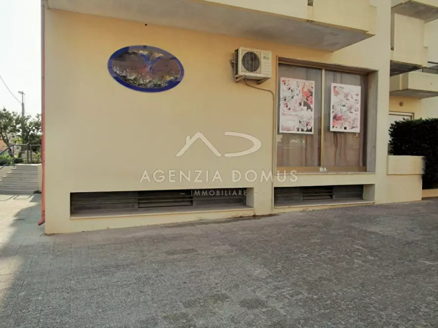 Immagine 5 di Negozio in vendita  in via Dogliotti a Casarano