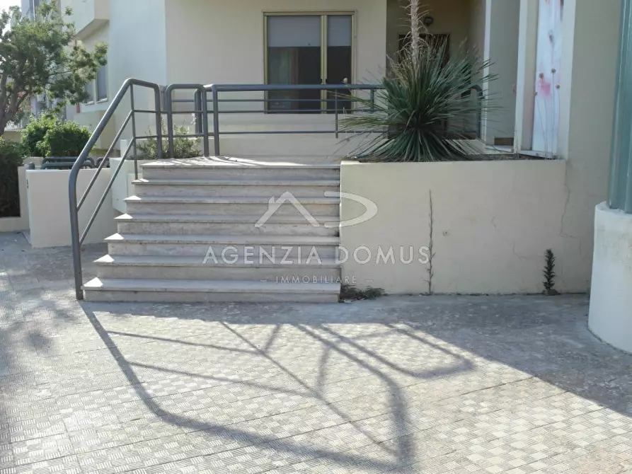 Immagine 10 di Negozio in vendita  in via Dogliotti a Casarano