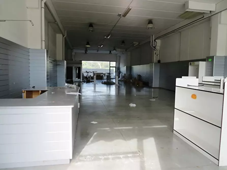 Immagine 2 di Negozio in vendita  in via Einaudi a Fano