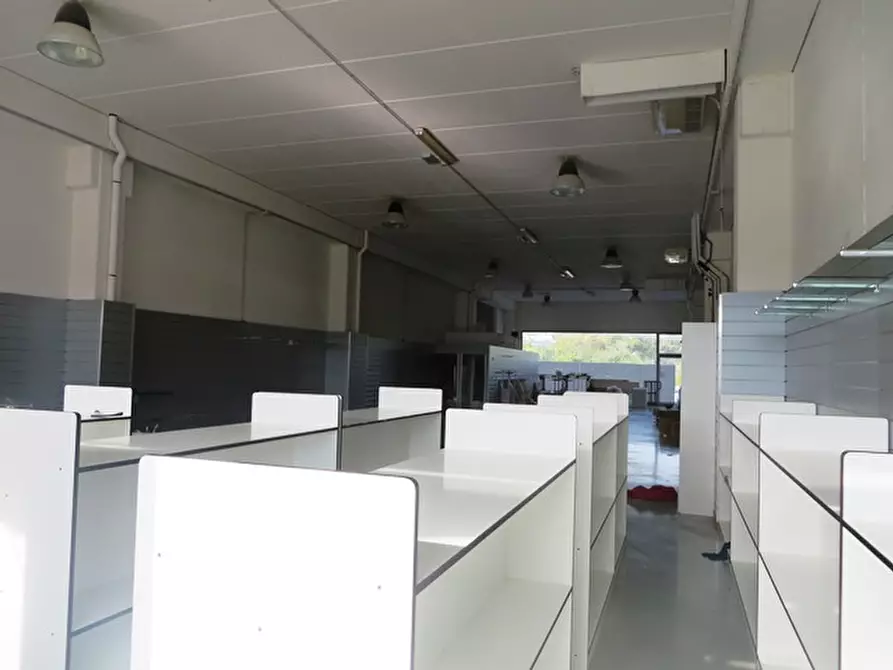 Immagine 3 di Negozio in vendita  in via Einaudi a Fano