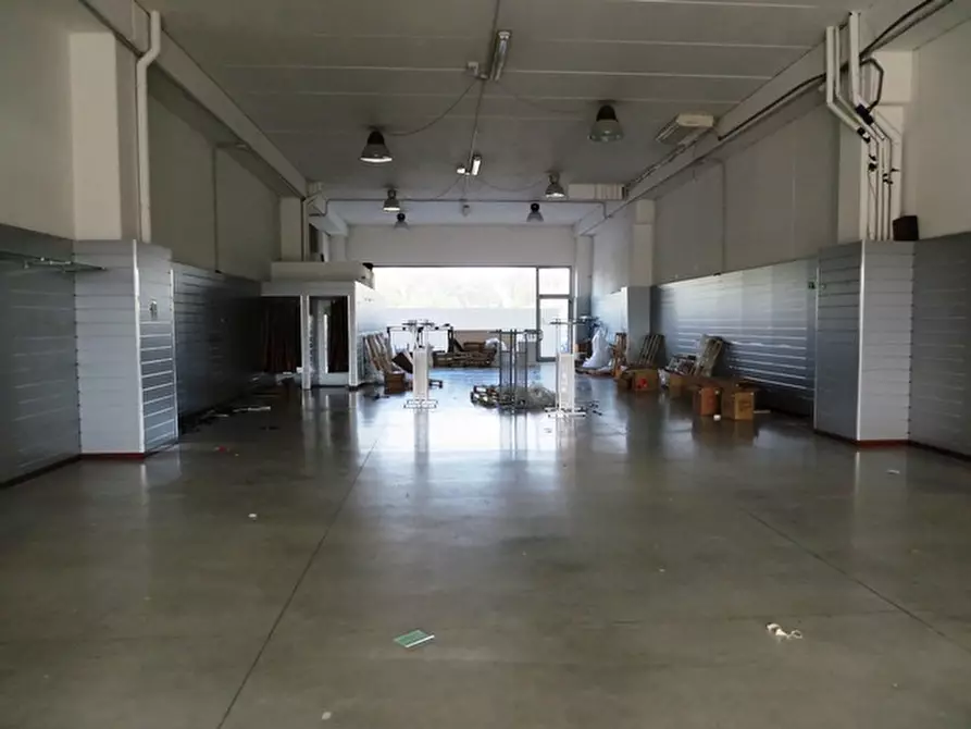 Immagine 4 di Negozio in vendita  in via Einaudi a Fano