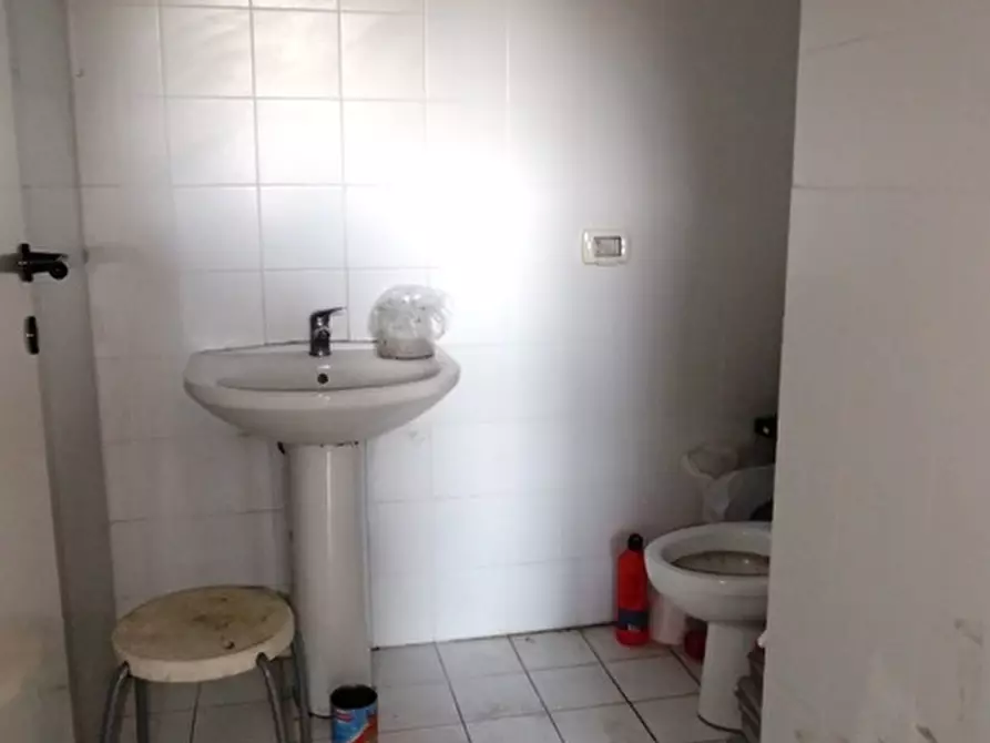 Immagine 5 di Negozio in vendita  in via Einaudi a Fano